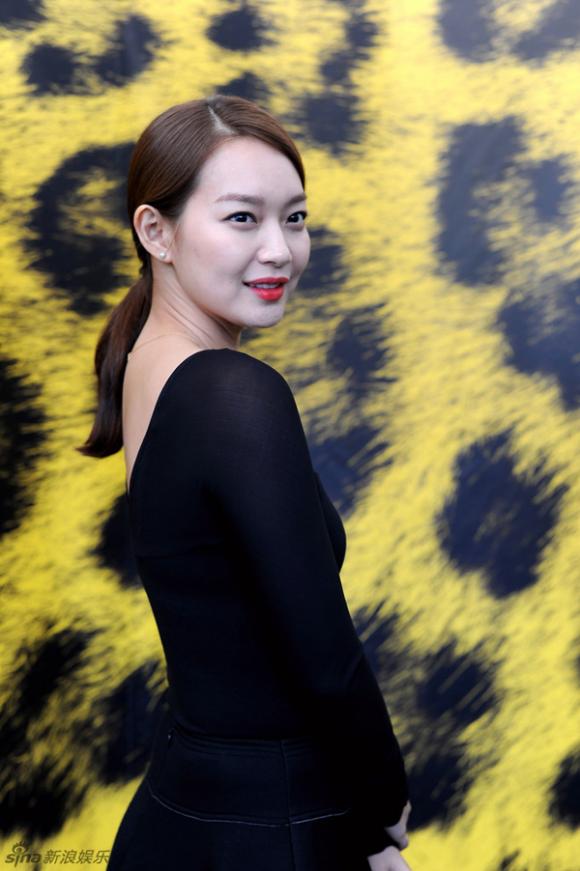 ,thời trang giản dị của Shin Min Ah,thời trang của Shin Min Ah,style  giản dị của Shin Min Ah,so ji sub và shin min ah,Shin Min Ah má lúm,Shin Min Ah lộ mặt bóng nhẫy,Shin Min Ah cười duyên
