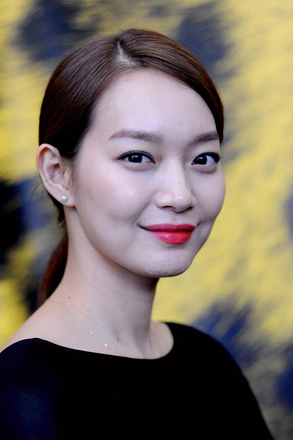 ,thời trang giản dị của Shin Min Ah,thời trang của Shin Min Ah,style  giản dị của Shin Min Ah,so ji sub và shin min ah,Shin Min Ah má lúm,Shin Min Ah lộ mặt bóng nhẫy,Shin Min Ah cười duyên