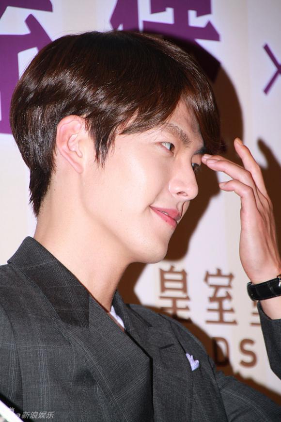 ,Kim Woo Bin tạp chí W Korea,Kim Woo Bin ôm từng fan nữ trên sân khấu,Kim Woo Bin ở Trung Quốc,Kim Woo Bin ở Thái Lan,Kim Woo Bin làm nông dân,Kim Woo Bin làm tắc nghẽn sân bay