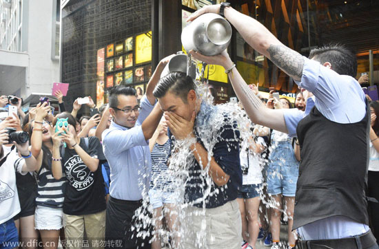 dội nước đá,Ice Bucket Challenge,sao châu Á dội nước đá lên người,hiệu ứng lan tỏa của Ice Bucket Challenge,sao Âu Mỹ