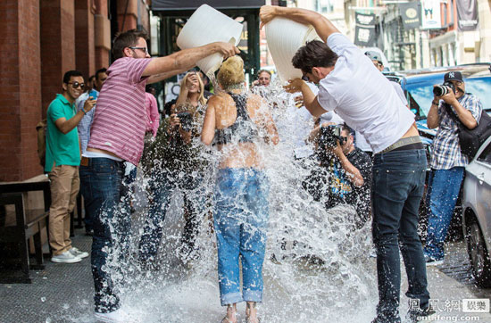 dội nước đá,Ice Bucket Challenge,sao châu Á dội nước đá lên người,hiệu ứng lan tỏa của Ice Bucket Challenge,sao Âu Mỹ