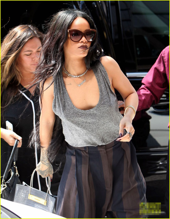 Rihanna,ca sĩ Rihanna,Rihanna quên nội y,đôi môi thâm sì của Rihanna,Rihanna thả rông