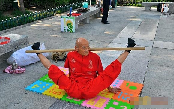 Cụ ông,cụ ông 78 tuổi,cụ ông có khả năng uốn deo điêu luyện