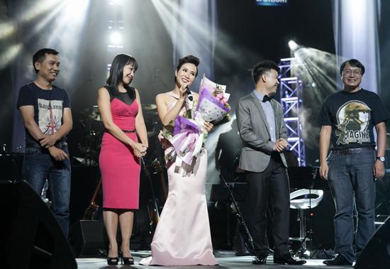 Uyên Linh, liveshow Uyên Linh, quán quân Việt Nam Idol, ca sỹ Uyên Linh, Uyên Linh concert
