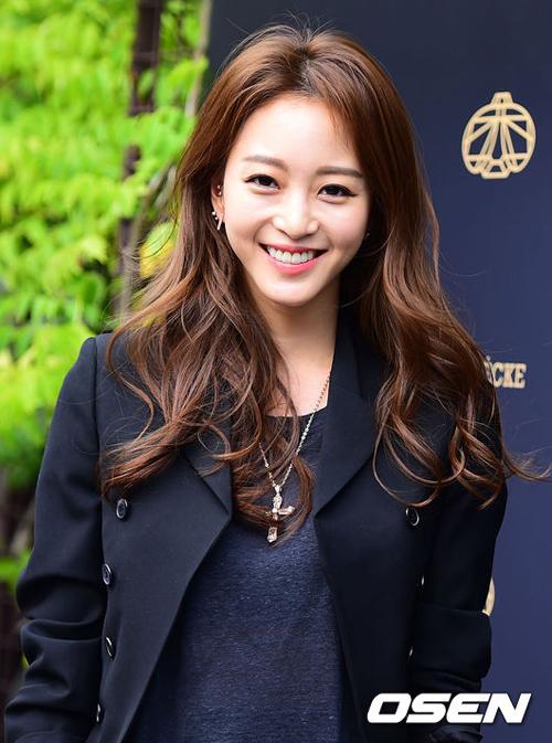 ,Han Ye Seul,sao Hàn yêu thích nhất,đám cưới sao Hàn,váy hiệu sao hàn,váy cut-out của sao hàn,Trang điểm như sao hàn