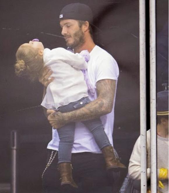 ,mẹ con Harper sành điệu,khoảnh khắc đáng yêu của Harper,vợ Beckham,Victoria-Beckham,victoria beckham sành điệu,Victoria Beckham cười,Harper Beckham,bé Harper Beckham