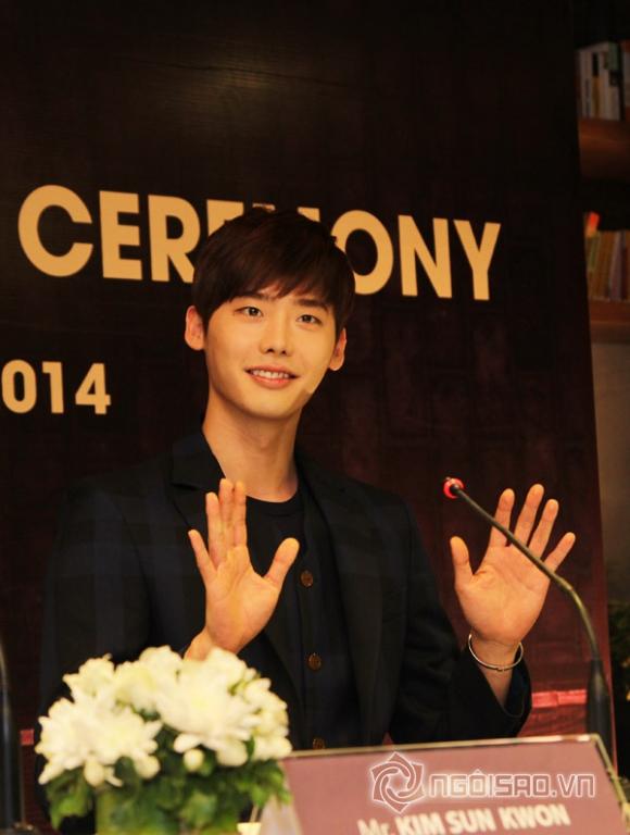 Lee Jong Suk, School 2013 ,I can hear your voice, Bác sĩ xứ lạ , diễn viên Hàn Quốc, phim Hàn Quốc, Rừng fan phát cuồng đứng đợi cả ngày để gặp Lee Jong Suk, Ngọc Diễm