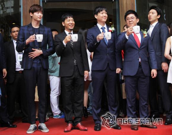 Lee Jong Suk, School 2013 ,I can hear your voice, Bác sĩ xứ lạ , diễn viên Hàn Quốc, phim Hàn Quốc, Rừng fan phát cuồng đứng đợi cả ngày để gặp Lee Jong Suk, Ngọc Diễm