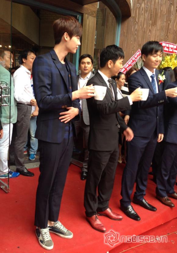 Lee Jong Suk, School 2013 ,I can hear your voice, Bác sĩ xứ lạ , diễn viên Hàn Quốc, phim Hàn Quốc, Rừng fan phát cuồng đứng đợi cả ngày để gặp Lee Jong Suk, Ngọc Diễm