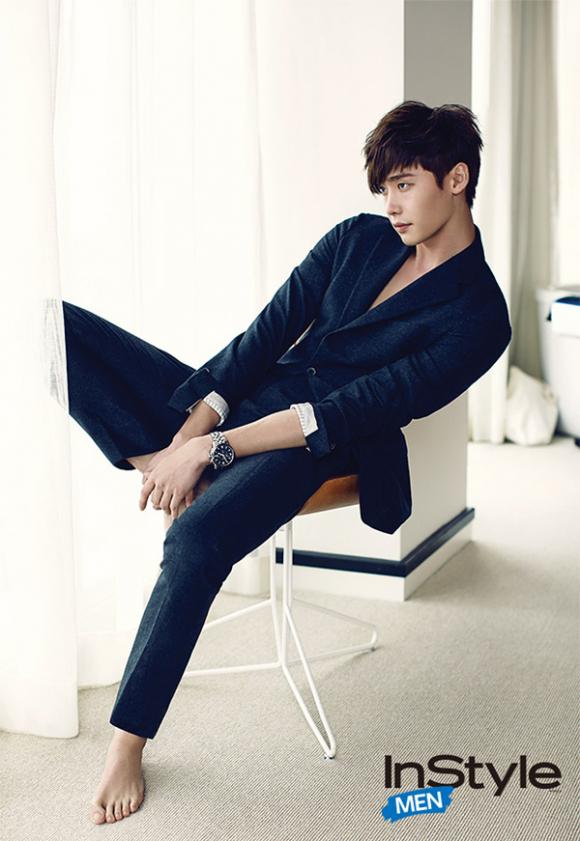 ,Rừng fan phát cuồng đứng đợi cả ngày để gặp Lee Jong Suk,Lee Jong Suk đấu giá khuyên tai,Khuyên tai của Lee Jong Suk đấu được giá khủng,Khuyên tai của Lee Jong Suk,Lee Jong Suk