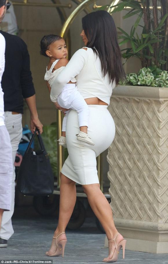 Kim Siêu vòng ba, Kim Kardashian, sao lộ ngấn mỡ
