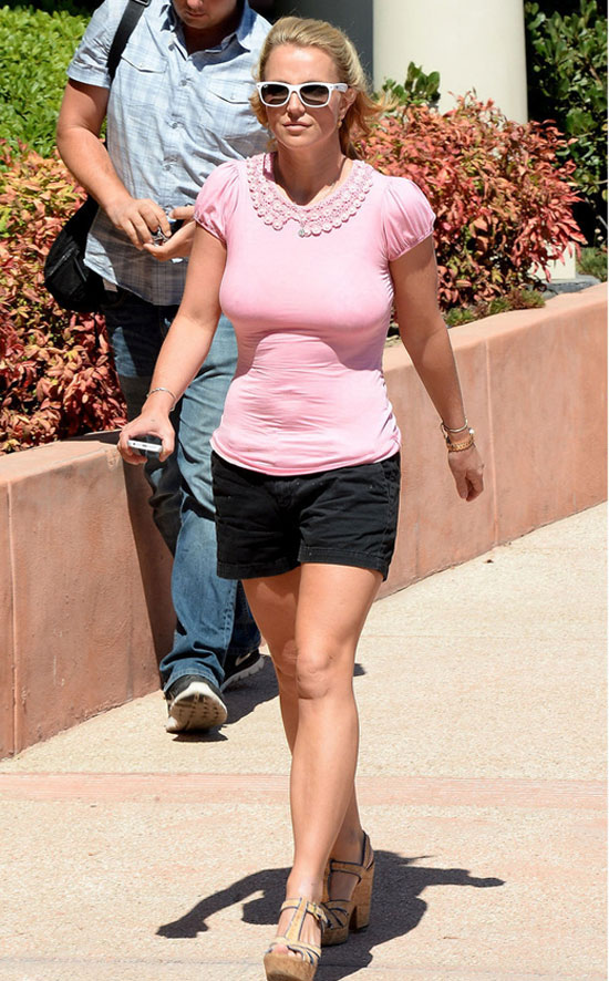 Britney Spears ,Britney Spears quê mùa và bơ phờ xuống phố,công chúa nhạc Pop Britney Spears ,Britney Spears xuống sắc