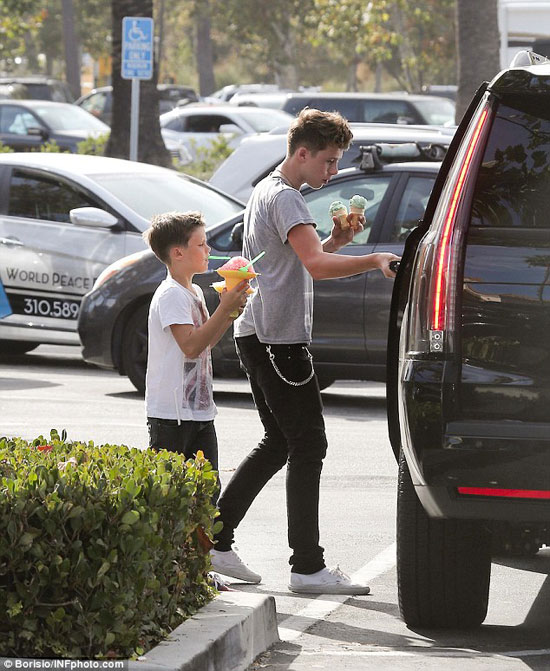 David Beckham,Brooklyn Beckham,Cruz Beckham,gia đình Becks,con trai Becks đi mua kem