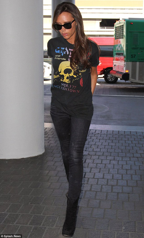 Victoria Beckham,Vic gầy tong teo,sao Hollywood tại sân bay,Vic diện cây đen
