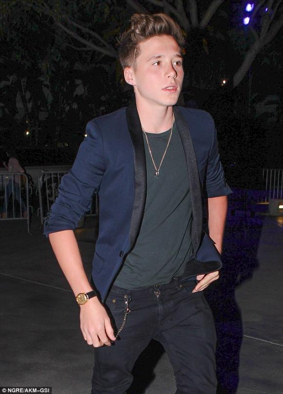 Brooklyn Beckham, Chloe Moretz, con trai nhà Beck, con dâu Beckham