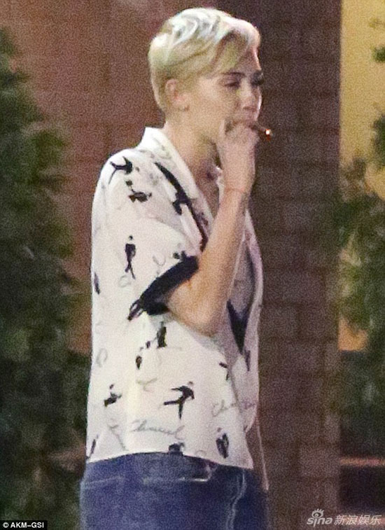 Miley Cyrus,sao Hollywood hút thuốc,trùm scandal Miley Cyrus,Miley ôm trai lạ