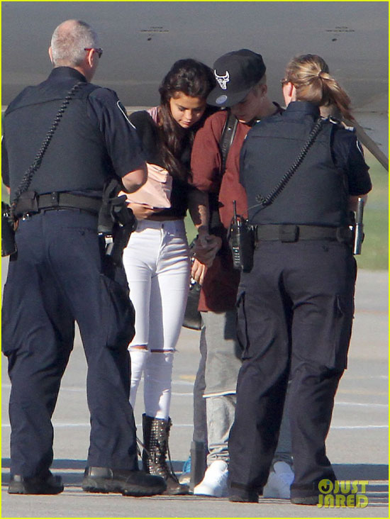 Selena,Selena và Justin rời máy bay,sao Hollywood hẹn hò,Selena và Justin tái hợp