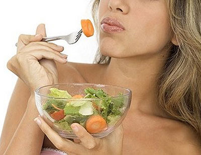 Ăn uống,7 cách ăn uống phổ biến cực sai lầm gây hại sức khỏe