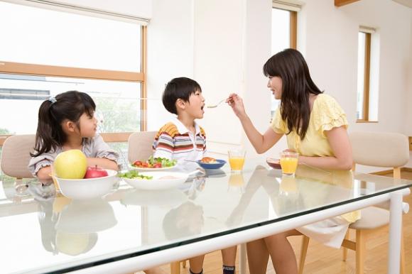 Ăn uống,7 cách ăn uống phổ biến cực sai lầm gây hại sức khỏe