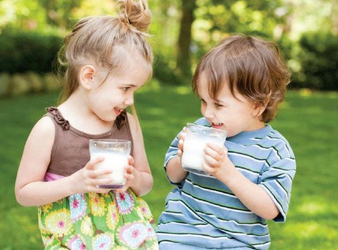 Uống sữa,trẻ uống sữa,tai hại khi cho trẻ uống sữa không đúng cách