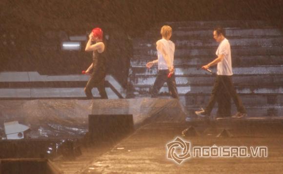 sao Hàn, Sao Hàn đến Việt Nam, nhóm JYJ, JunSu, Kim Jae Joong, YooChun, JYJ đội mưa, JYJ hát dưới mưa, JYJ cuồng nhiệt cùng fan Việt