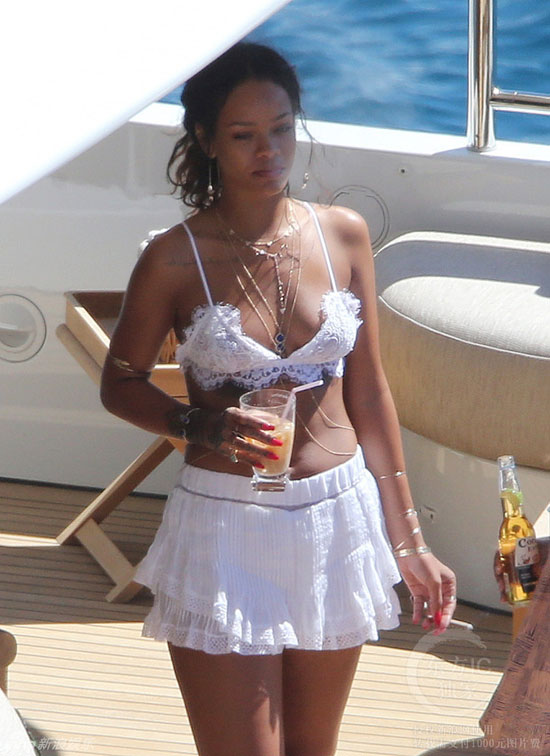 Rihanna,sao Hollywood,Rihanna mặc đồ nhỏ ra đường,phong cách thời trang kệch cỡm của Rihanna