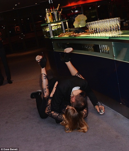 Cara Delevingne, ,Cara Delevingne ngã vì say rượu, sao đổ nhào vì say rượu, sao say rượu