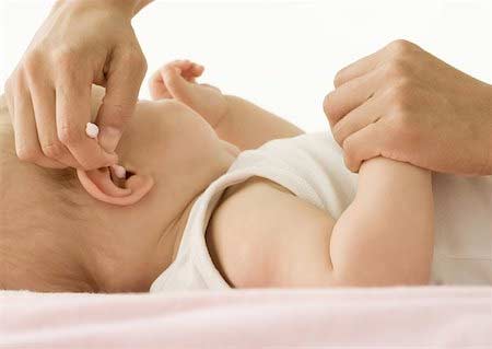 Chăm con,cách chăm con phổ biến có thể gây nguy hại cho bé