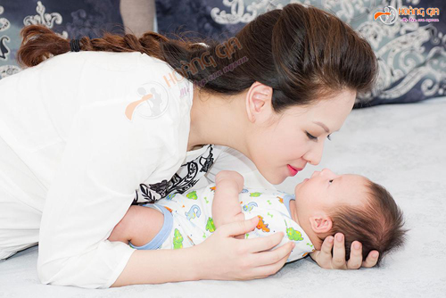 Làm đẹp sau sinh, Chăm sóc da sau sinh, tắm và massage cho bé, Massage bầu, Đan Lê