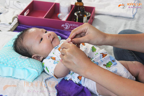 Làm đẹp sau sinh, Chăm sóc da sau sinh, tắm và massage cho bé, Massage bầu, Đan Lê