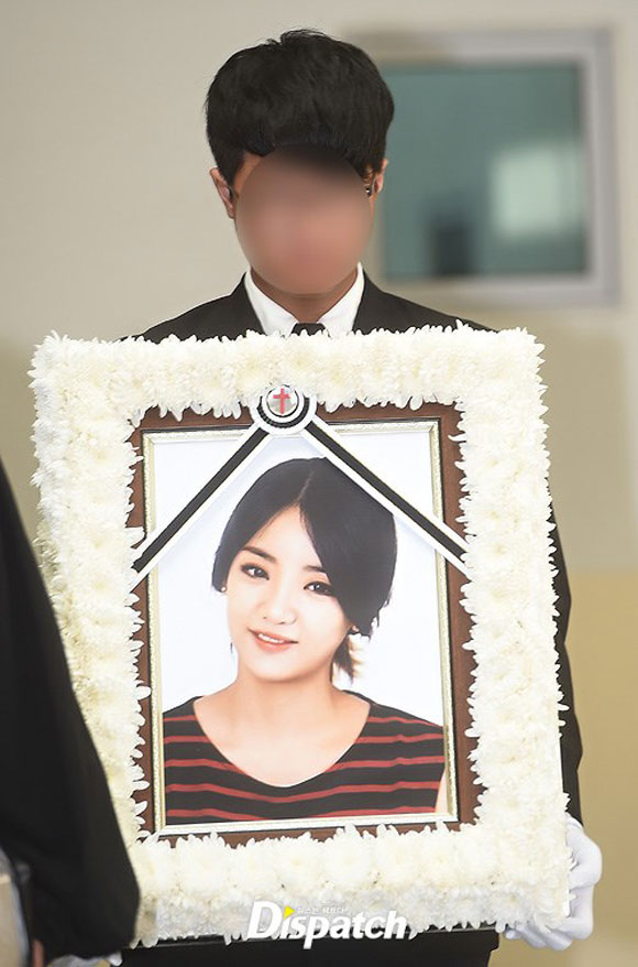 EunB,Ladies' Code,EunB qua đời,rơi nước mắt trong lễ tang của EunB,sao Hàn qua đời