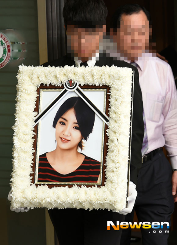 EunB,Ladies' Code,EunB qua đời,rơi nước mắt trong lễ tang của EunB,sao Hàn qua đời