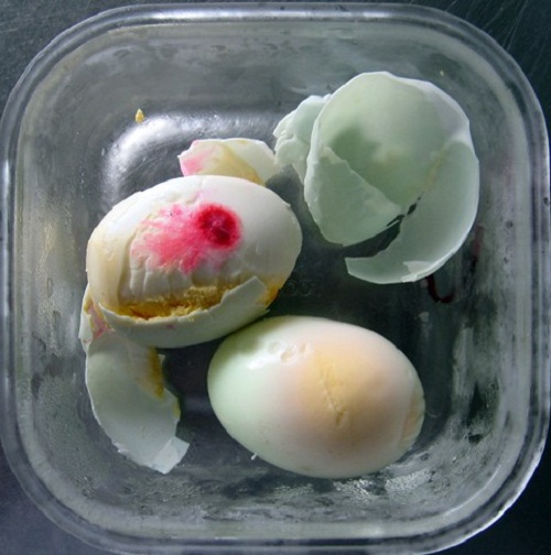Trứng vịt màu đỏ, Vệ sinh an toàn thực phẩm, Thực phẩm bẩn