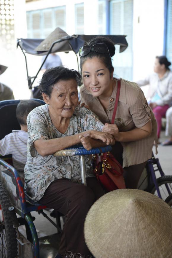 sao Việt, danh hài Thúy Nga, Thúy Nga chia tay chồng, bà mẹ một con, Á hậu Thúy Nga, Thúy Nga mặt mộc, lộ diện em trai Thúy Nga
