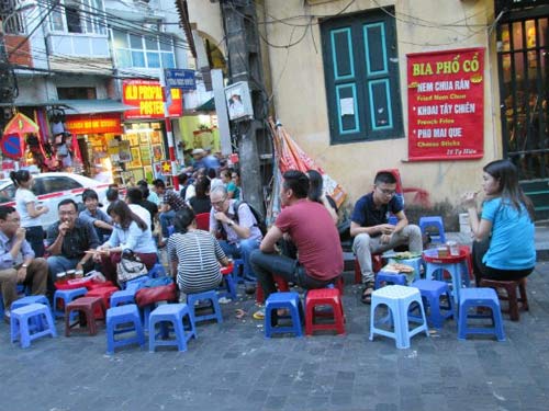 Bán bia,cấm bán bia vỉa hè: Nhiều người 'méo mặt'