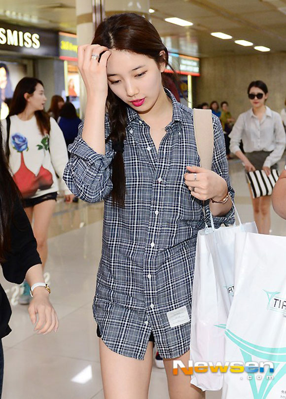 đầu gối thâm tím của Suzy,kiều nữ 9x Suzy,thời trang sao Hàn,Suzy lộ chân xấu xí