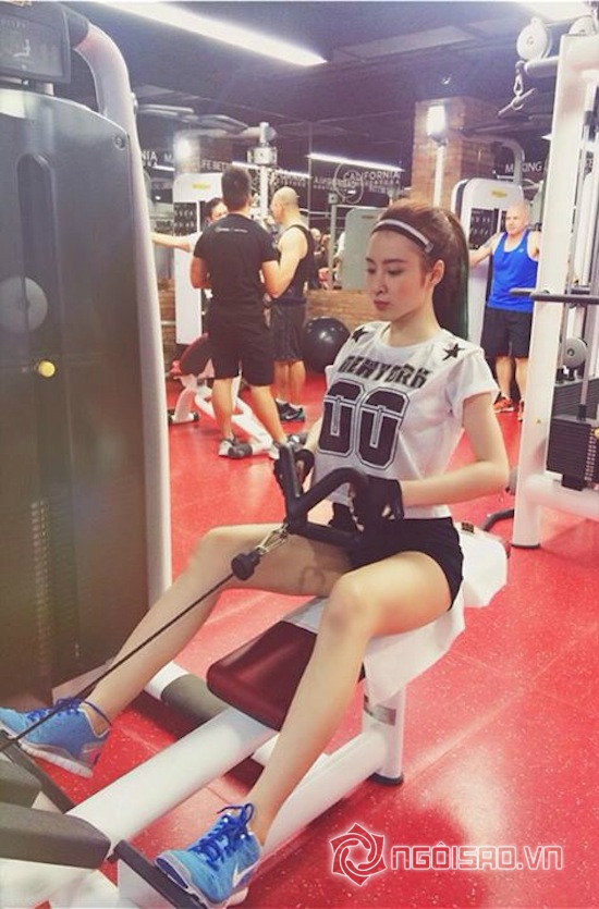 Phương Trinh, Angela Phương Trinh, Phương Trinh tập gym, Phương Trinh khoe khéo chân