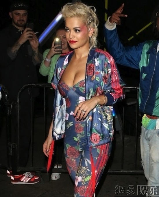 Rita  Ora, Rita Ora rách quần, Rita Ora tình huống trớ trêu, Rita Ora lộ hàng vì quần rách
