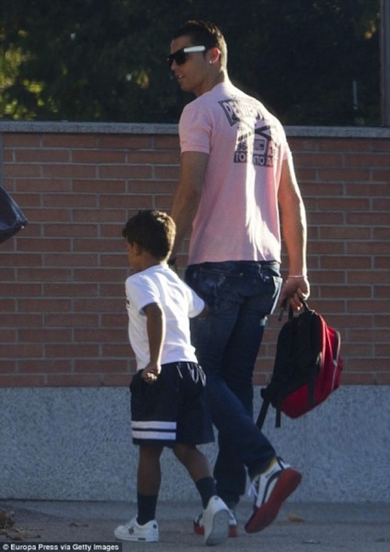 Cristiano Ronaldo, con trai Ronaldo, Ronaldo đưa con đi học, Ronaldo và con trai 