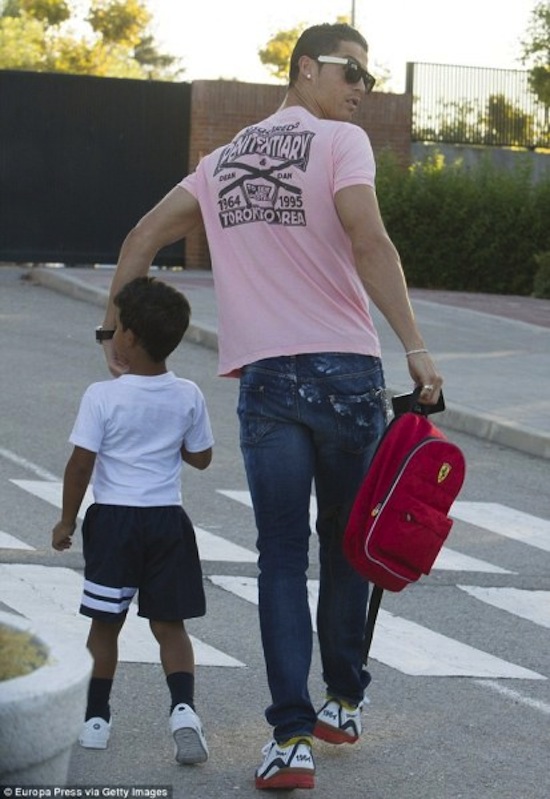 Cristiano Ronaldo, con trai Ronaldo, Ronaldo đưa con đi học, Ronaldo và con trai 