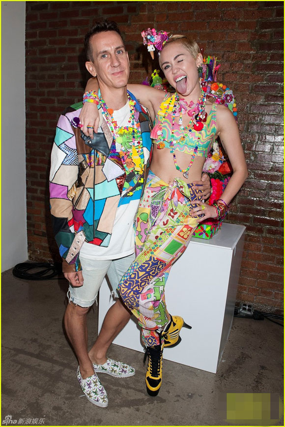 Miley Cyrus,Miley diện đồ như tắc kè hoa,scandals của Miley Cyrus,sao Hollywood ăn mặc lòe loẹt