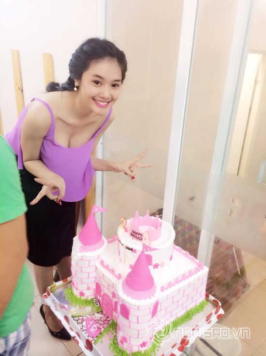 Linh Chi, Linh Chi sinh nhật, Linh Chi rạng rỡ bên bánh sinh nhật hình lâu đài, Linh Chi 2014, sao việt