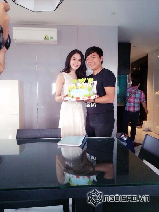 Linh Chi, Linh Chi sinh nhật, Linh Chi rạng rỡ bên bánh sinh nhật hình lâu đài, Linh Chi 2014, sao việt