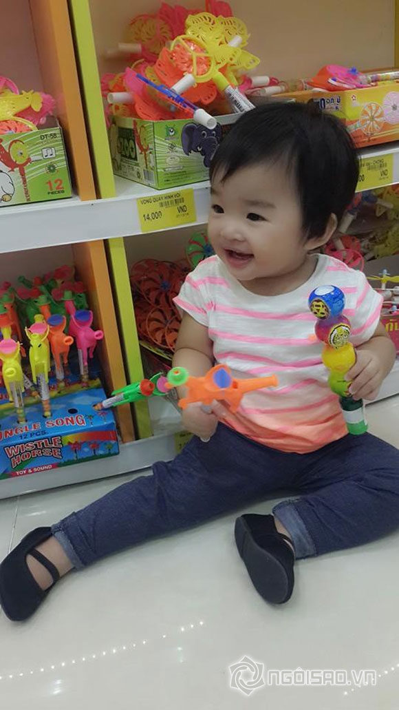 bé Thỏ,Xuân Lan,Xuân Lan đưa bé Thỏ đi mua đồ chơi,con gái siêu mẫu,gia đình sao Việt