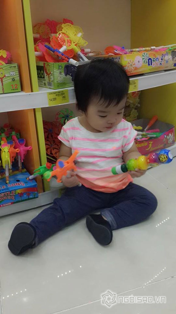 bé Thỏ,Xuân Lan,Xuân Lan đưa bé Thỏ đi mua đồ chơi,con gái siêu mẫu,gia đình sao Việt