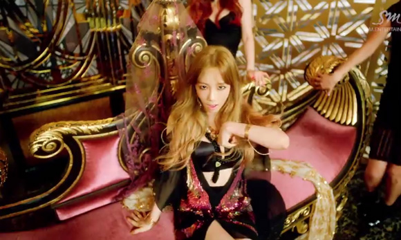 TaeTiSeo, MV Holler, SNSD, Holler