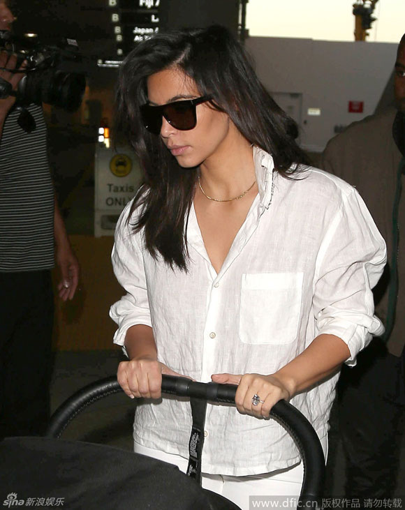 Kim Kardashian,Kim siêu vòng ba mặc áo nhăn nhúm,Kanye West,con gái Kim
