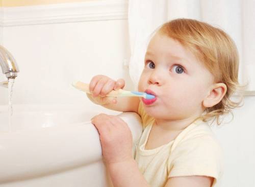 Sâu răng,trẻ sâu răng,mẹo chữa sâu răng cho trẻ cực nhanh bằng tỏi, lá hẹ