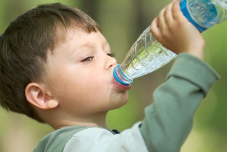 Uống nước,cách uống nước,những cách uống nước gây hại sức khỏe mà bạn không biết
