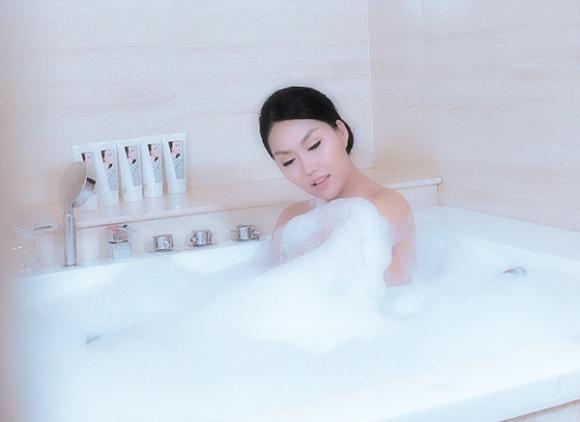 Phi Thanh Vân, Nữ hoàng thẩm mỹ, búp bê Phi Thanh Vân, Phi Thanh Vân tắm trắng, Phát sốt trước clip Phi Thanh Vân đẹp quyến rũ trong bồn tắm